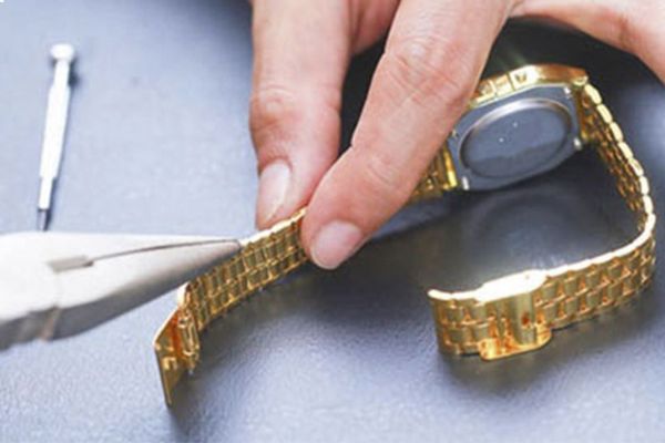 C&aacute;ch đeo đồng hồ d&acirc;y kim loại theo dạng mắt