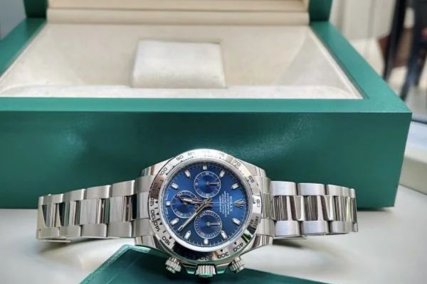 Ph&acirc;n biệt biết đồng hồ rolex ch&iacute;nh h&atilde;ng bằng tem ở mặt nắp lưng