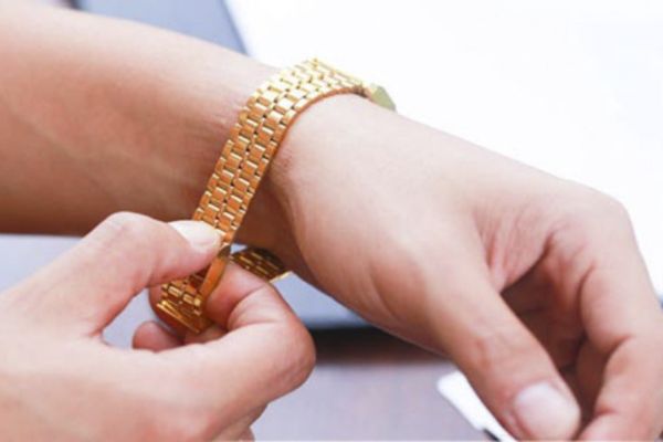 Đo d&acirc;y đeo đồng hồ vừa vặn với cổ tay 