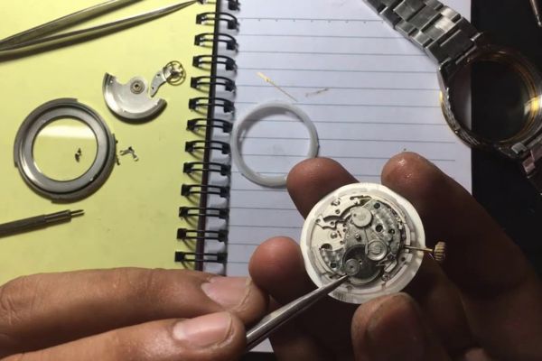 Đối với đồng hồ cơ 