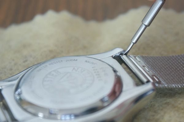 Th&aacute;o chốt kh&oacute;a nối d&acirc;y với mặt đồng hồ