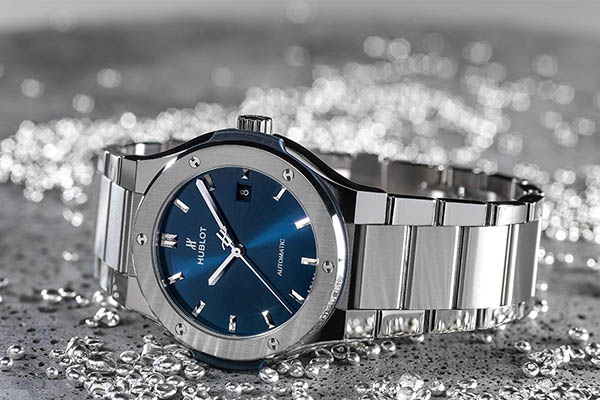 D&acirc;y đồng hồ l&agrave;m từ th&eacute;p kh&ocirc;ng gỉ (inox)