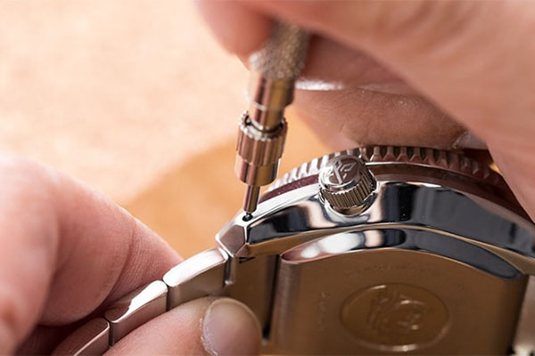 C&aacute;ch th&aacute;o d&acirc;y đồng hồ kim loại bạn n&ecirc;n biết