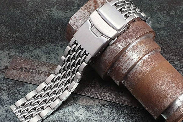 Một số lưu &yacute; khi th&aacute;o d&acirc;y đồng hồ kim loại 