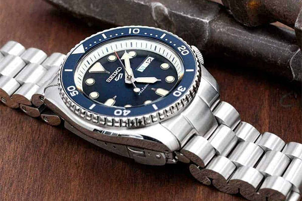 D&acirc;y đồng hồ l&agrave;m từ hợp kim titanium