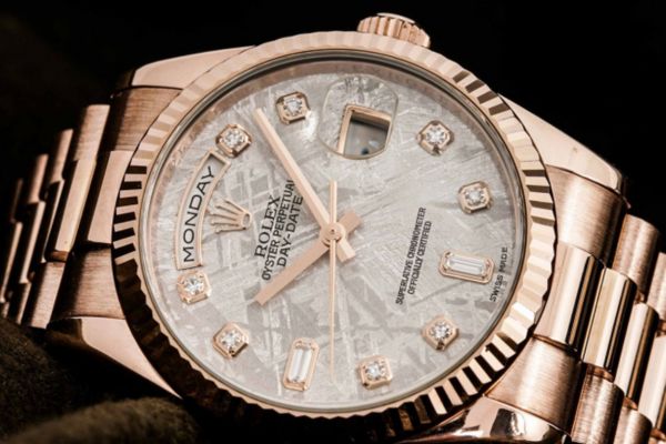 C&oacute; n&ecirc;n đ&aacute;nh b&oacute;ng đồng hồ mặt k&iacute;nh Sapphire kh&ocirc;ng?