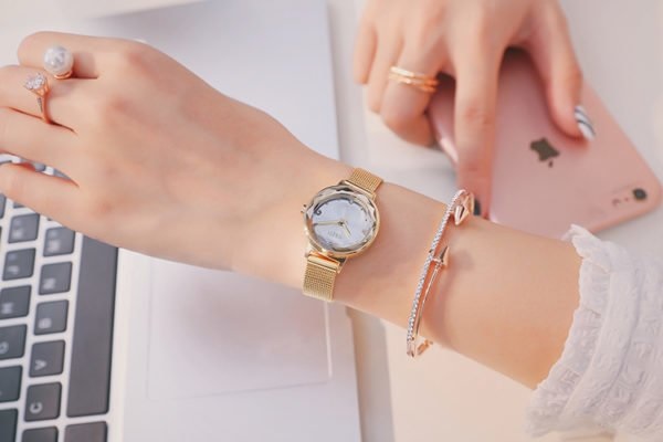 Con g&aacute;i đeo đồng hồ tay n&agrave;o th&igrave; ph&ugrave; hợp