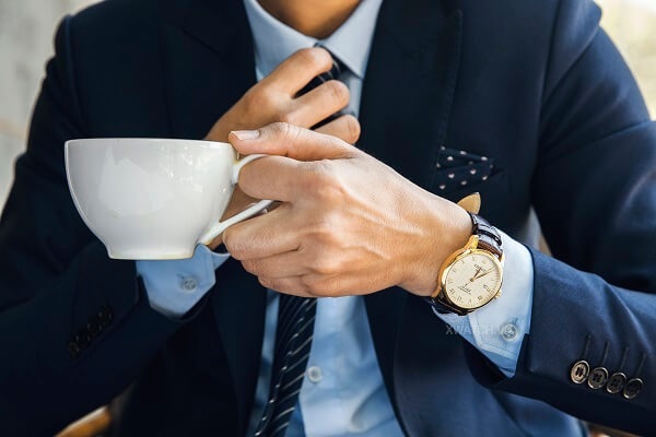 Con trai đeo đồng hồ tay n&agrave;o th&igrave; ph&ugrave; hợp