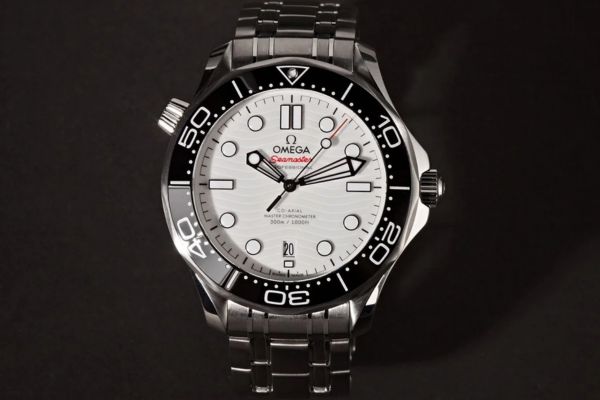 Đồng hồ Omega ch&iacute;nh h&atilde;ng gi&aacute; bao nhi&ecirc;u?