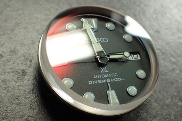 V&igrave; sao mặt k&iacute;nh kho&aacute;ng được d&ugrave;ng nhiều tr&ecirc;n đồng hồ?