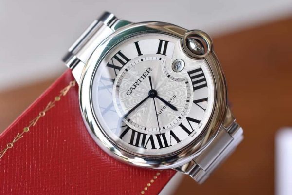 Gi&aacute; đồng hồ Cartier giao động v&agrave;o khoảng bao nhi&ecirc;u?