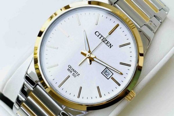 Ph&acirc;n biệt đồng hồ chạy cơ v&agrave; chạy pin qua kim gi&acirc;y đồng hồ